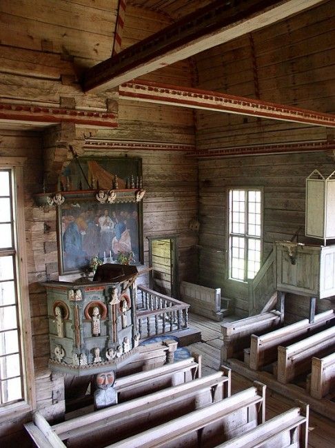 Interior  de la antigua iglesia de Petäjävesi. 