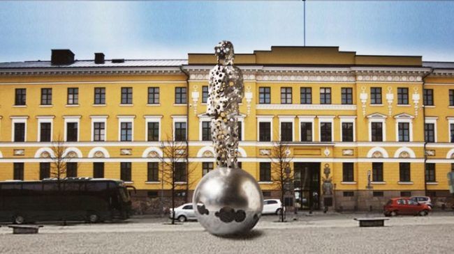 Monumento en memoria de los que lucharon y murieron en la Guerra de Invierno en Helsinki Diseñado por el escultor Pekka Kauhanen 