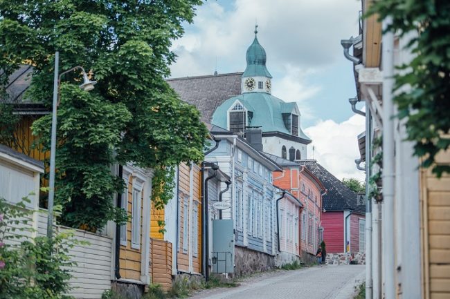 Calle en el barrio antiguo en la ciudad de Porvoo 