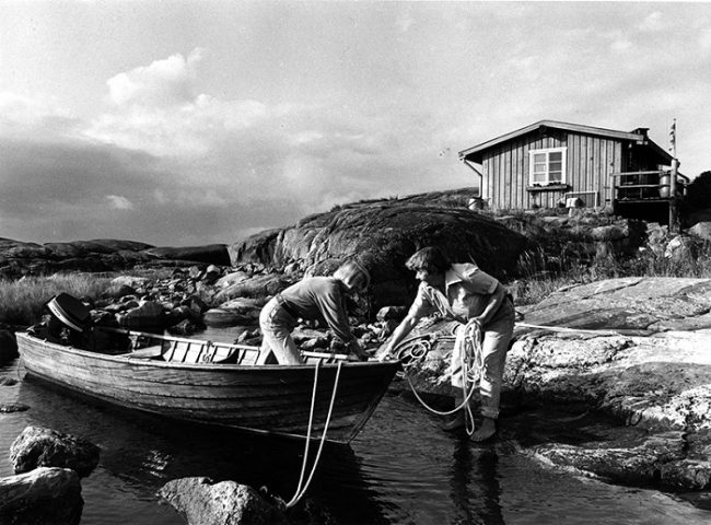 Tove Jansson y Tuulikki Pietilä llegando a la isla de Klovharun 