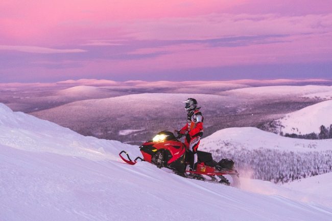 Recorriendo los itinerarios oficiales de moto de nieve también se puede disfrutar de las magnificas vistas 