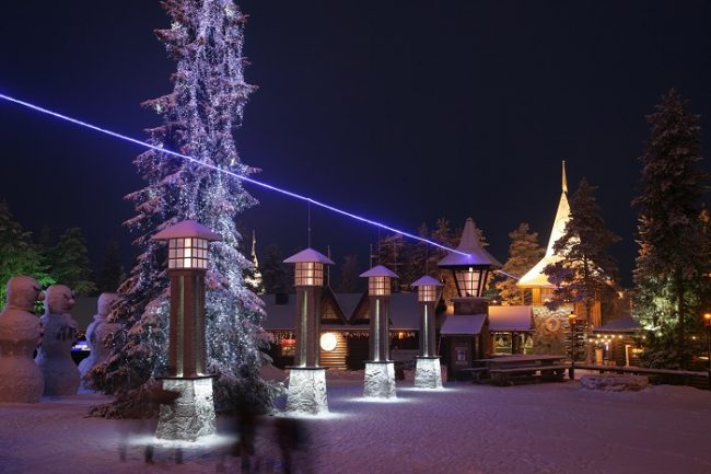 El pueblo de Papá Noel en Rovaniemi y la linea imaginaria que marca el límite del Circulo Polar Ártico 