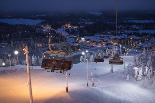 Telesilla de cuatro en Ruka. Obsérvese que están cubiertos para los días de mucho frío 