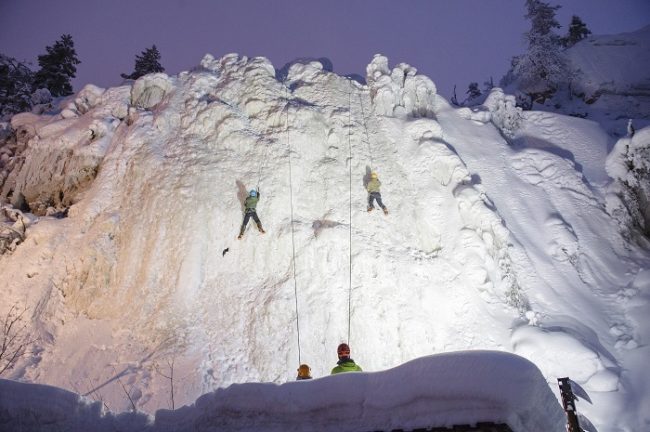 Entre otras actividades en Pyhä es posible practicar la escalada en hielo 