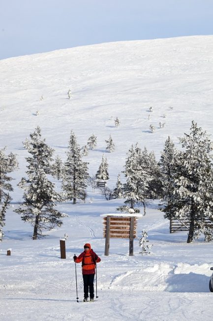 Esquiando en la estación de esquí de Ylläs-Pallas 