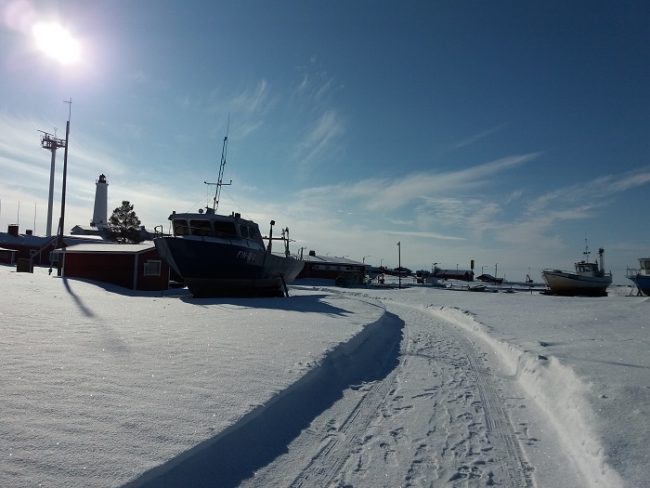 Barcos durante el invierno en Marjaniemi en la isla de Hailuoto 