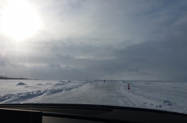 Carretera de hielo entre la isla de Hailuoto y el continente 