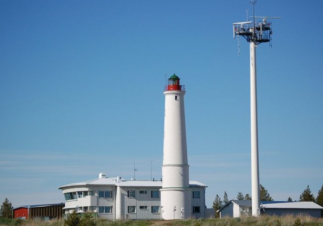 El faro y la Estación de Control Marítimo de Marjaniemi en la isla de Hailuoto 