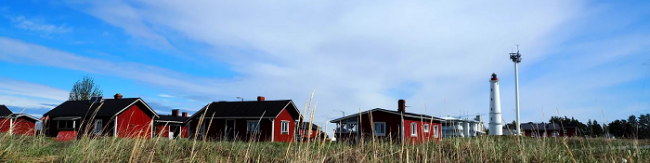 Vista del faro de Marjaniemi y cabañas en la isla de Hailuoto 