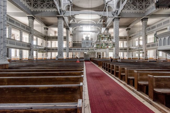 Interior de la iglesia de Kerimäki en Savonlinna, la iglesia de madera más grande del mundo 