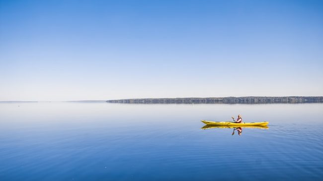 Navegando con kayak en el lago Nasijärvi cerca de la ciudad de Tampere