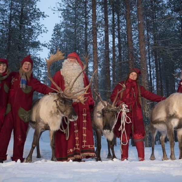 Papá Noel con los elfos y renos en el bosque de Rovaniemi 