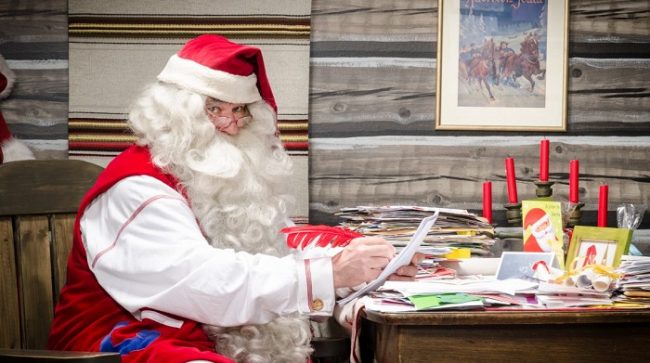 Papá Noel escribiendo cartas a los niños y niñas de todo el Mundo 