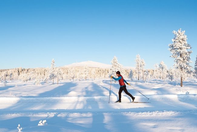 Esquí de fondo en Äkäslompolo alrededor de la estación de esquí de Ylläs