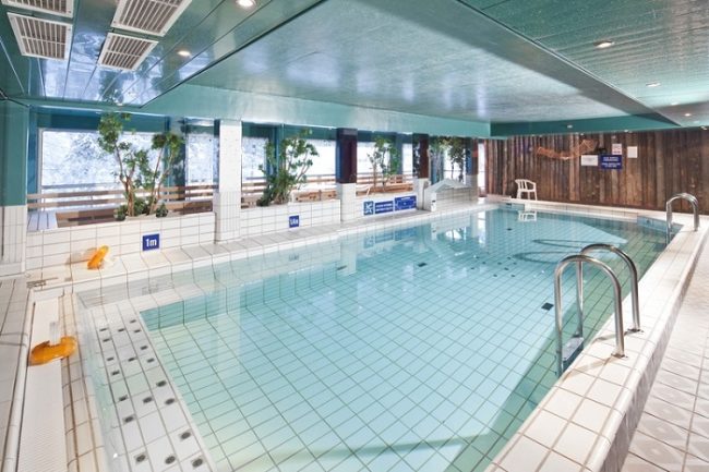 La piscina cubierta del hotel Äkäshotelli en Äkäslompolo 