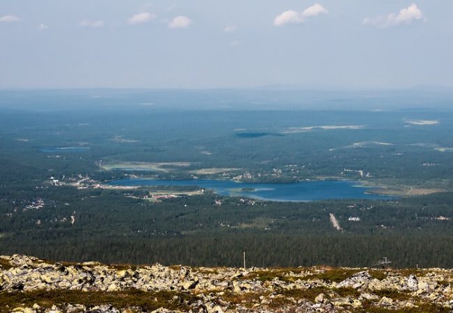 Vista de Äkäslompolo en verano desde lo alto de la estación de esquí de Ylläs 