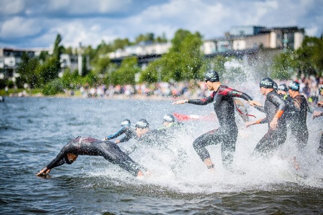 Inicio del Ironman en Lahti en el lago Päijänne 