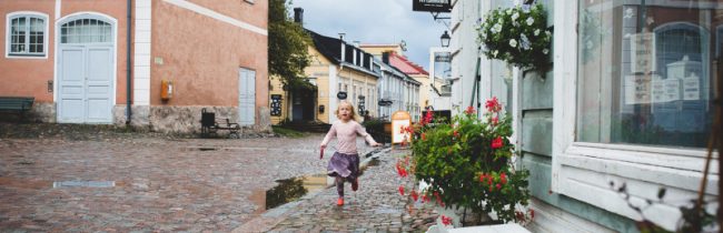 El antiguo barrio de Porvoo es un buen lugar para que los niños jueguen 