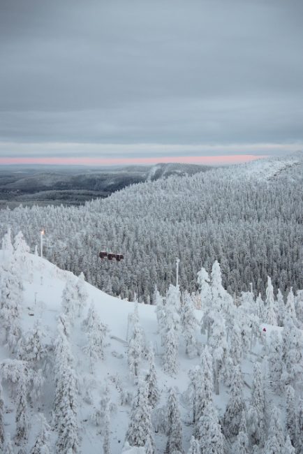 La gondola nos llevará a lo más alto de la estación de esquí de Ruka 