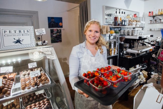 Tan solo cosas buenas en el café-tienda de chocolates Petris de Porvoo 