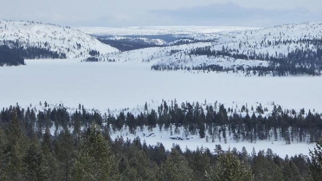 Vista del lago helado de Iso-Rovijärvi en el Área Natural de Vatsari 