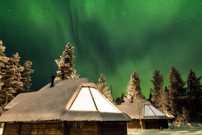 Una manera de disfrutar de la Aurora Boreal es alojarse en una cabaña o iglú con techo de cristal 