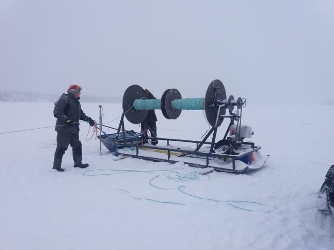 Aparejo para la instalación de redes en el lago Kuusamojärvi 