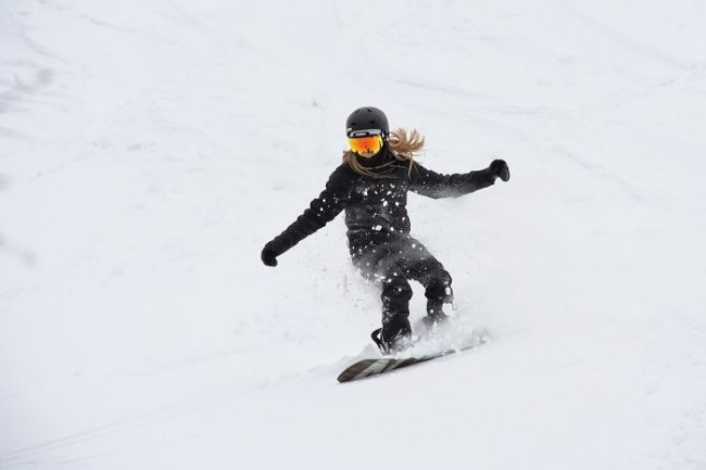 Practicando el snowboard en una de las estaciones de esquí de Laponia 