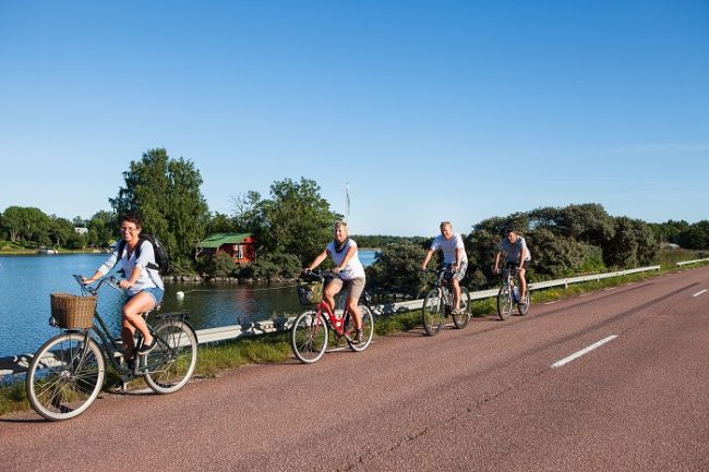 Excursión en bicicleta por las carreteras de asfalto rojo de las islas de Åland 