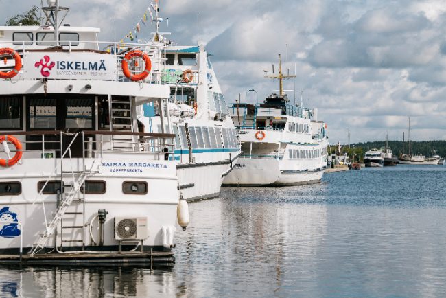 Barcos amarrados en algún puerto del lago Saimaa 