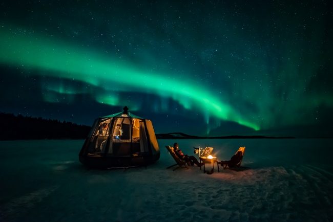 Iglú de cristal transportable en el lago Inari