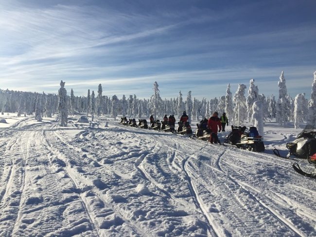 Safari con moto de nieve alrededor de Levi en Laponia 