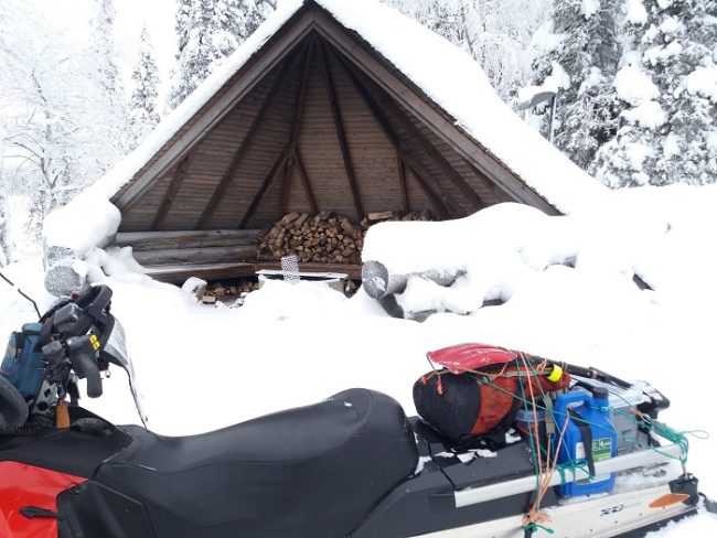 Viajando en moto de nieve por Laponia 