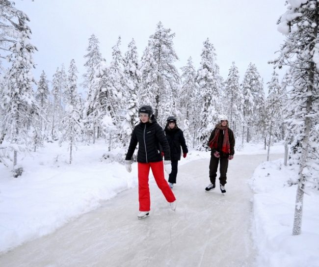 Circuito para patinar en el hielo abierto a través del bosque 