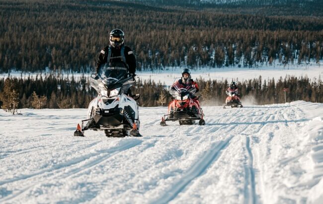 El-guía-de-moto-de-nieve-siempre-va-delante-marcando-el-ritmo-de-la-excursión_fotoLaplandSafaris