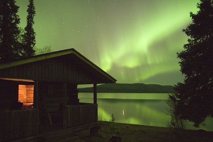 Cabaña-cerca-de-un-lago-y-la-Aurora-Boreal-en-Laponia_fotoVisitFinland