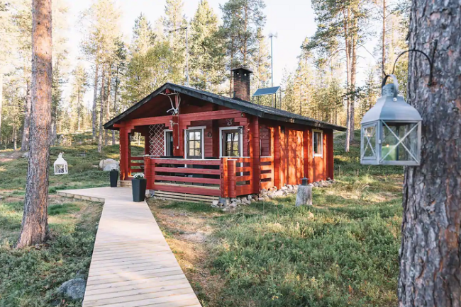 Cabaña-tradicional-en-el-bosque-en-Laponia_fotoaOMuscache