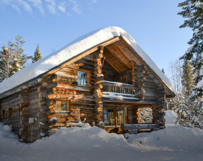 Cabaña-tradicional-en-invierno-en-Laponia_fotoEllaOlivia-VisitFinland