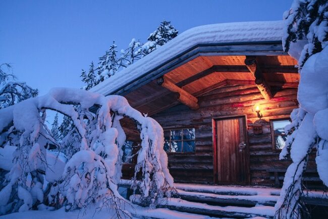 Cabaña-tradicional-en-invierno-en-Laponia_fotoKakslauttanen