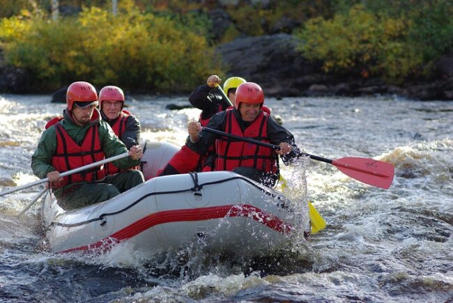 El-rafting-es-una-de-las-actividades-que-se-realizan-en-Laponia-en-verano_fotoVitaliyGlushchenko-VisitFinland