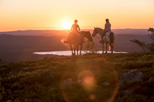 Excursión-a-caballo-en-Laponia-en-verano_fotoJaniKärppä-KotaCollective-VisitFinland