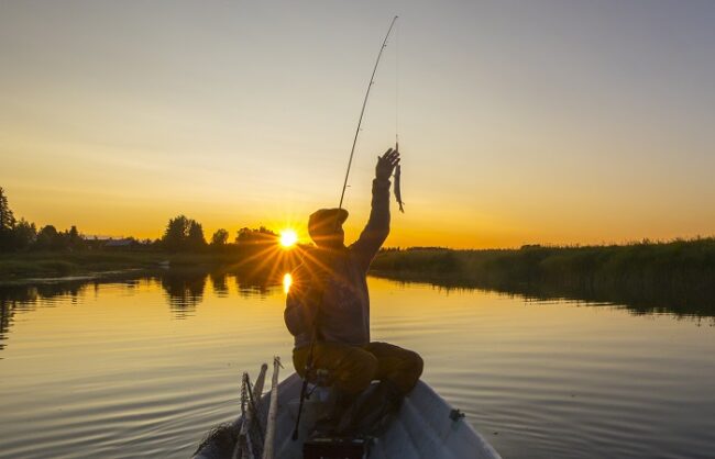 Pesca-en-un-lago-de-Laponia-bajo-el-Sol-de-medianoche_fotoVisitLevi-VisitFinland