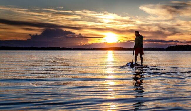 Surf-de-pala-en-Laponia-bajo-el-Sol-de-medianoche_fotoMikkoNikkinen-VisitFinland