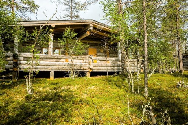 Vista-exterior-de-una-cabaña-tradicional-en-Laponia_fotoKakslauttanen