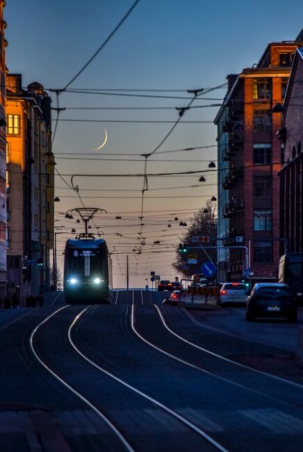 El-tranvía-de-Helsinki-al-anochecer_fotoAntsVahter-VisitFinland