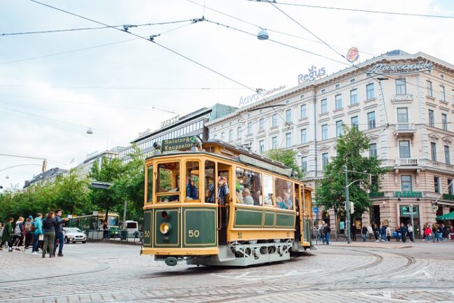 Tranvía-en-la-ciudad-de-Helsinki_fotoJuliaKivela-VisitFinland