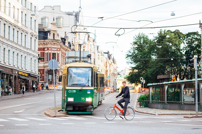 Tranvía-y-ciclista-en-Helsinki_fotoJuliaKivela-VisitFinland