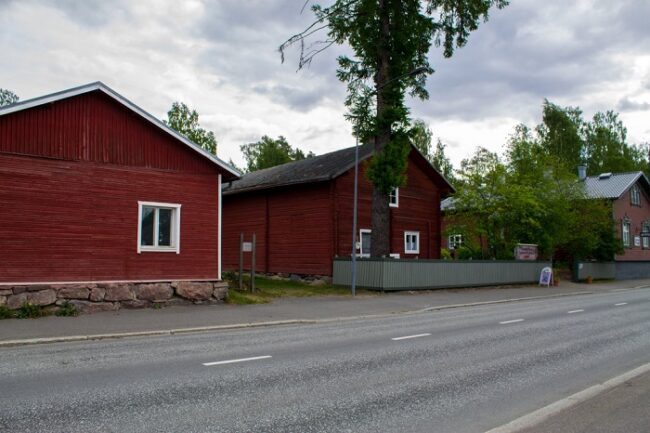 Casas-de-madera-en-el-casco-antiguo-de-la-ciudad-de-Nurmes-en-Finlandia_fotoLakelandBomba