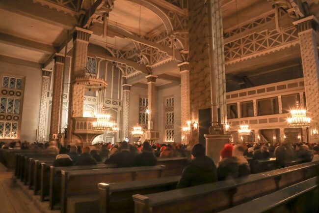 Detalle-interior-de-la-iglesia-de-Kerimäki-durante-una-ceremonia_fotoInfoSavonlinnaTravel