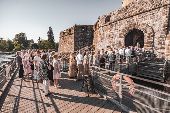 Entrada-al-castillo-de-Olavinlinna-durante-el-festival-de-ópera_fotoSavonlinnanOopperajuhlat